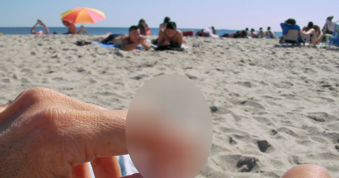 Стройная озорница отсосала пенис на песчаном пляже