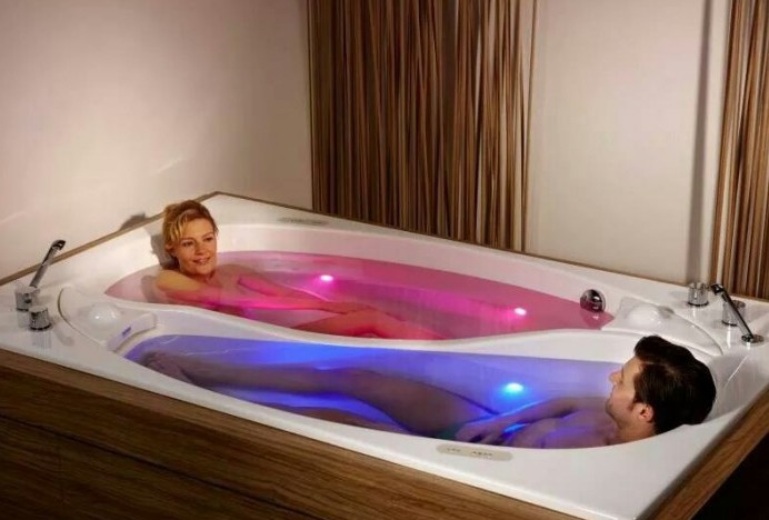 ultimate-friendzone-bathtub