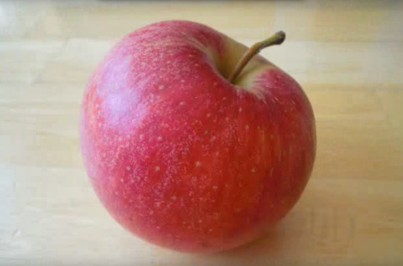 Кинуть яблоко. Яблоко. Целое яблоко. Две половинки яблока. Дети разделили пополам красного яблока.