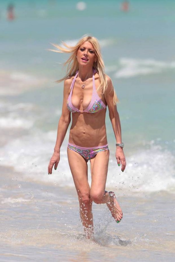 *** UK ONLY *** *** MAIL ONLINE OUT *** 134907, EXCLUSIVE: Tara Reid is all smiles as she shows off her bikini body after signing on for 'Sharknado 3'. Miami, Florida - Monday March 30, 2015. The American actress looks worryingly thin as she shows her bony rib cage and tiny thighs. PHOTOGRAPH BY Pacific Coast News / Barcroft Media UK Office, London. T +44 845 370 2233 W www.barcroftmedia.com USA Office, New York City. T +1 212 796 2458 W www.barcroftusa.com Indian Office, Delhi. T +91 11 4053 2429 W www.barcroftindia.com