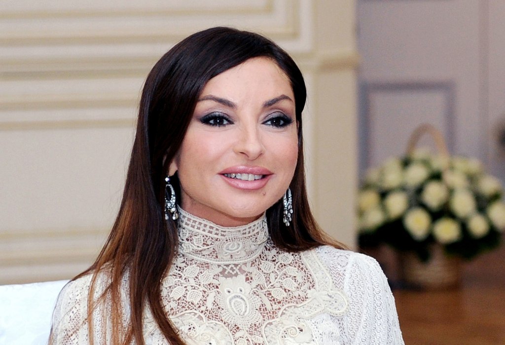Тайны жизни первой леди Азербайджана. Хотела бы я так выглядеть в 51 .