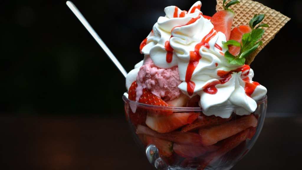 Food_Ice_cream_with_strawberries_080564_
