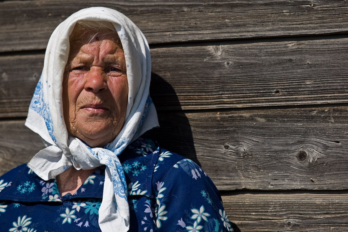 Бабки фонк. Старушка в платочке. Старая женщина в платке. Бабушка в платке. Пожилая женщина в платке.