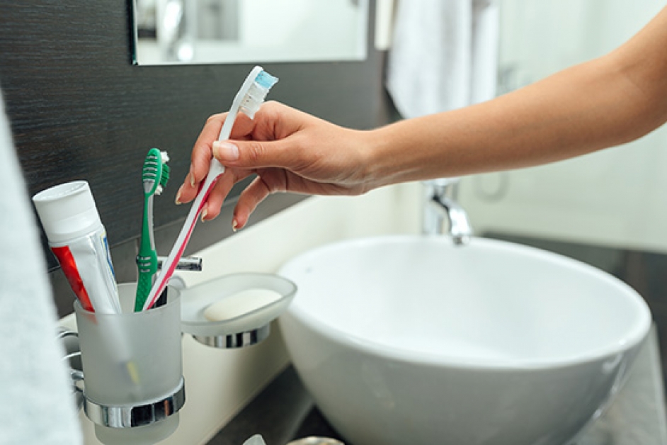 как нужно мыть зубную щетку